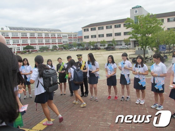 경남 거창경찰서는 26일 거창여고에서 등교하는 학생들을 대상으로 '하이파이브데이' 행사를 진행했다.(거창경찰서 제공)ⓒ News1