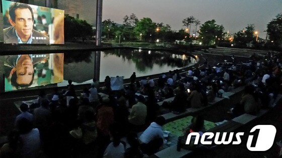 성남시청 너른 못에서 지난 5월 열린 무료영화 상영 모습.(성남시 제공) ⓒ News1