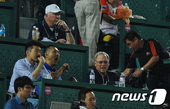 지난달 28일 부산 사직야구장에서 열린 ‘2015 타이어뱅크 KBO 리그’ 넥센히어로즈와 롯데자이언츠의 경기에서 스카우터들이 경기를 관전하고 있다.2015.8.28/뉴스1 / (부산=뉴스1) 이승배 기자 ⓒ News1