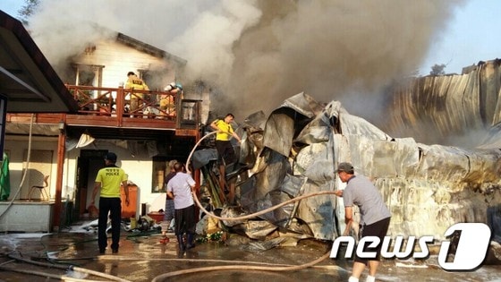 29일 오후 경남 남해군 미조면 미조조선소에서 불이나 건물 3동을 태우고 2시간만에 진화됐다. (통영해경 미조안전센터 제공) ⓒ News1