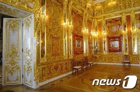 지난 2003년 복원 후 공개된 러시아의 앰버룸(호박의 방).ⓒ AFP=뉴스1