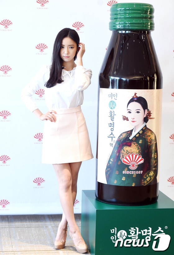 배우 신세경이 31일 오전 서울 소공동 조선호텔에서 열린 동화약품 부채표 ‘미인 활명수‘ 출시 기념 행사에 참석하고 있다. ‘미인활명수’는 올해로 출시 118주년을 맞는 활명수 브랜드에서 처음으로 선보이는 여성을 위한 액제 소화제로 ‘오매’성분이 포함돼 장이 불편한 환자의 소화 불량에 도움을 준다. / (서울=뉴스1스타) 권현진 기자 ⓒ News1