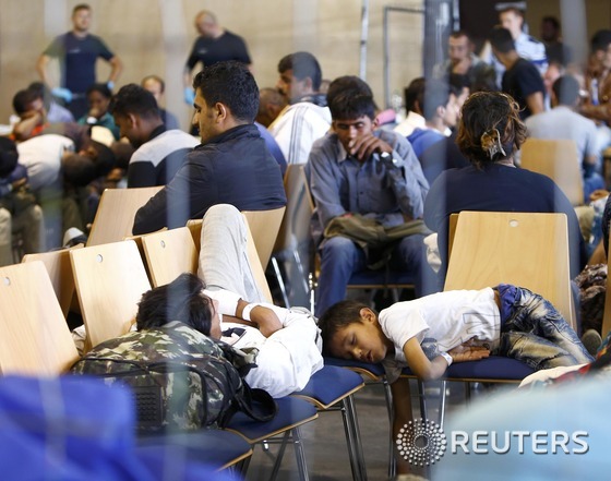 각지에서 온 난민들이 독일 정부의 망명 승인을 기다리고 있다. ⓒ 로이터=뉴스1