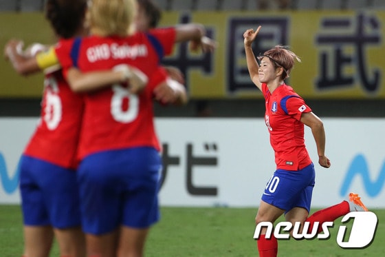 4일 오후 중국 후베이성 우한 스포츠센터에서 열린 2015 동아시아축구연맹(EAFF) 동아시안컵 여자 축구 대회 한국과 일본의 경기에서 한국의 전가을이 후반 역전골을 성공시킨 뒤 환호하고 있다.2015.8.4/뉴스1 ⓒ News1 이광호 기자