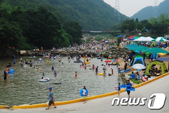 충북 옥천군 장령산 자연휴양림을 찾은 탐방객이 야외물놀이장에서 물놀이를 즐기고 있다. 사진제공=옥천군청 ⓒ News1