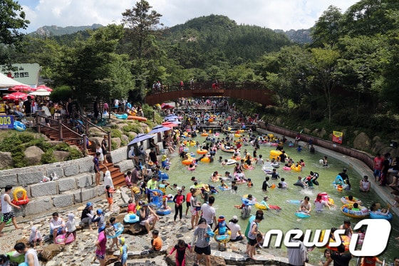 전남 영암군은 월출산 기찬랜드가 8월 첫 주말 피서객들로 인산인해를 이뤘다고 5일 밝혔다. 사진은 지난 1일 피서객들로 꽉 찬 영암 월출산 기찬랜드 모습.(영암군 제공) 2015.8.5/뉴스1 ⓒ News1