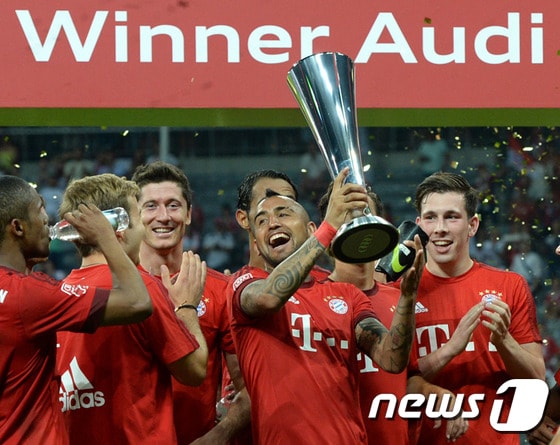 바이에른 뮌헨이 6일(한국시간) 레알 마드리드를 꺾고 아우디컵 트로피를 들어올렸다. ⓒ AFP=News1