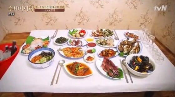 통영 다찌집의 4인 기준 기본상(사진=tvN ´수요미식회´ 방송화면 캡처)