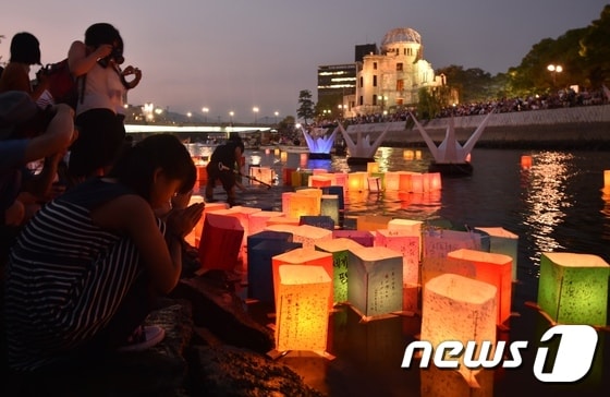 히로시마 피폭 70년을 맞이해 시민들이 일본 모토야수강에 종이 등불을 띄우고 있다. ⓒ AFP=뉴스1