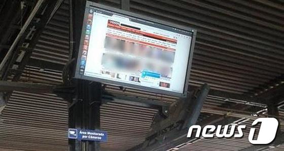 7일(현지시간) 포르노가 방영된 브라질 파라나주(州) 쿠리치바시의 보케이랑 버스정거장 화면.(출처=페이스북)ⓒ 뉴스1