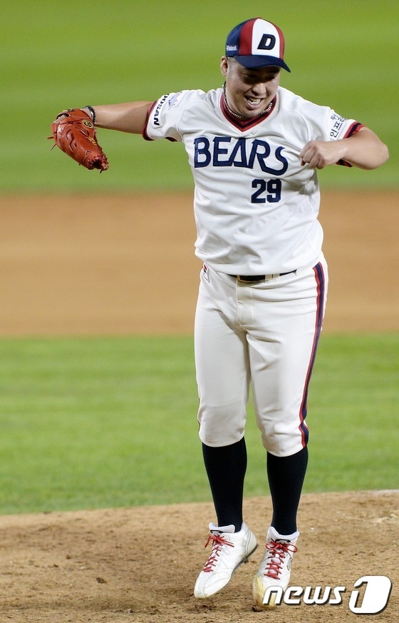 두산 베어스 김태형 감독이 20일 잠실 LG 트윈스전을 앞두고 "유희관은 이번 주 내에 등판시킬 계획"이라고 밝혔다. 골반 타박상으로 16일 1군 말소된 오재원도 등록 가능한 기간에 맞춰 돌아올 전망이다. ⓒ News1