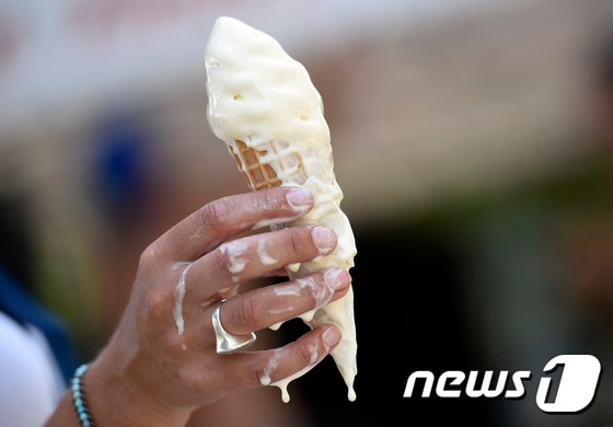 더운 여름 녹아 흐르는 아이스크림. ⓒ AFP=뉴스1