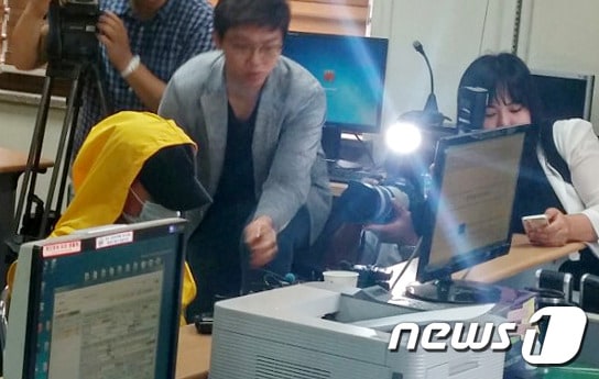 1일 오전 7시께 전남 순천시 연향동 한 아파트 11층에서 B(9)군을 인질로 잡고 경찰과 대치하던 A(57)씨가 2시간만에 검거, 순찰경찰서는 A씨를 긴급체포해 조사 중이다. 2015.9.1/뉴스1 ⓒ News1 신채린 기자