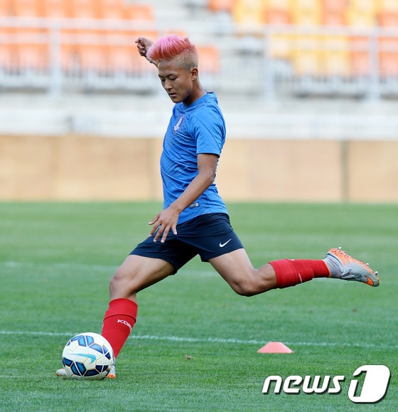 이승우 선수가 1일 오후 경기도 수원시 팔달구 수원월드컵경기장에서 2015 수원 컨티넨탈컵 국제 청소년(U-17) 국가대표 축구대회 공식훈련을 하고 있다. 2015.9.1/뉴스1 / (수원=뉴스1) 이재명 기자 ⓒ News1