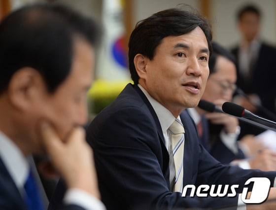 질의하는 김진태 국회의원의 모습. 2016.5.23/뉴스1 ⓒ News1 구윤성 기자