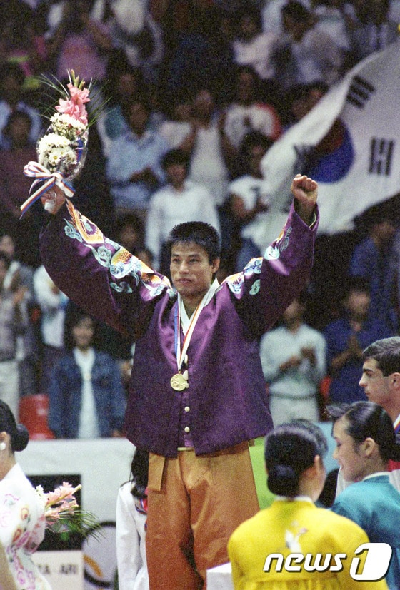 김재엽 전 유도 국가대표 선수의 1988년 당시 서울올림픽 유도 60kg급 금메달 수상 장면.  (재판매 및 DB금지)/뉴스1
