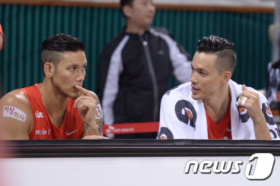 서울 SK 이동준(오른쪽)이 형 이승준에 이어 현역 은퇴를 선언했다. /뉴스1 DB ⓒ News1 임세영 기자