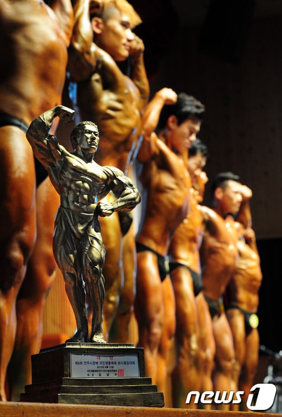 13일 오후 전북 전주시 덕진구청 강당에서 열린 '국민생활체육 보디빌딩 대회'에서 보디빌더들이 운동으로 다져진 근육을 뽐내고 있다.2015.9.13/뉴스1 ⓒ News1 김대웅 기자