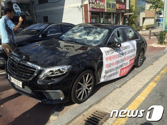 14일 오후 광주 서구 화정동 한 외제차 판매점 앞에 훼손된 벤츠가 주차돼있다.이 차의 주인 유모(33)씨는 자동차를 환불해주기로 약속한 회사가 무대응으로 나오자 지난 12일 오후 5시께 같은 장소에서 골프채로 자신의 차량을 때려 부쉈다. 2015.9.14/뉴스1 ⓒ News1 신채린 기자