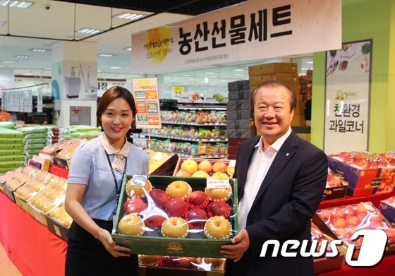 남창원농협 백승조 조합장(오른쪽)이 직원과 함께 농수산물종합유통센터에서 추석선물로 판매중인 과일 상품을 선보이고 있다.(남창원농협 제공)2015.9.17./뉴스1 ⓒ News1 남경문 기자