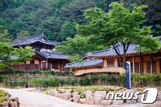 경북 안동에 위치한 전통리조트 '구름에' 전경(사진제공=SK행복나눔재단)ⓒ News1