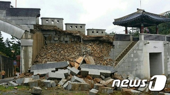 17일 오후 부산 동래구 동래읍성 인생문 성벽 일부가 붕괴되는 사고가 발생했다. (부산소방안전본부 제공)ⓒ News1