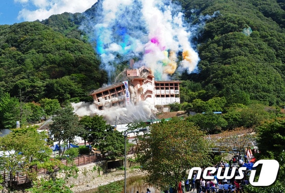 18일 오후 전북 정읍시 내장산로 내장산 관광호텔 발파 해체작업이 진행되고 있다. 내장산 관광호텔은 지난 1981년 준공 후 2006년 자금난으로 휴업에 들어간 지 10년 만에 역사의 뒤편으로 사라졌다.2015.9.18/뉴스1 ⓒ News1 김대웅 기자