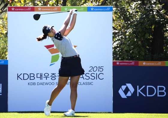 전인지(21·하이트진로)가 18일 강원 춘천 엘리시안 강촌CC에서 열린 KDB 대우증권 CLASSIC 1라운드 6번홀에서 티샷을 날리고 있다. (KLPGA 제공) 2015.9.18/뉴스1 ⓒ News1