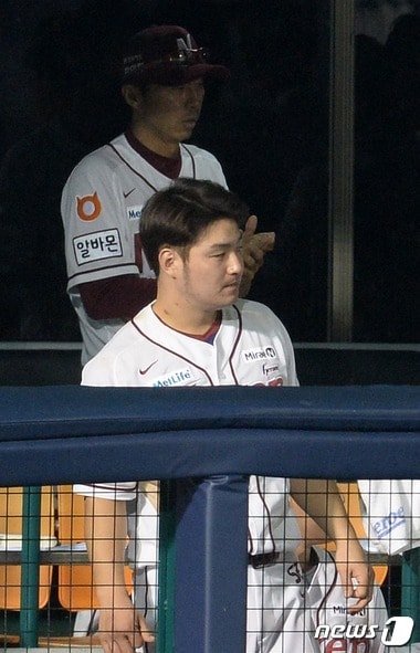 2일 오후 서울 양천구 목동야구장에서 열린 2015 KBO 리그 LG 대 넥센 경기에서 손가락 통증을 호소해 417일만에 선발에서 제외한 넥센의 박병호가 덕아웃에서 동료 선수들을 격려하고 있다. 2015.9.2/뉴스1 / (서울=뉴스1) 손형주 기자 ⓒ News1