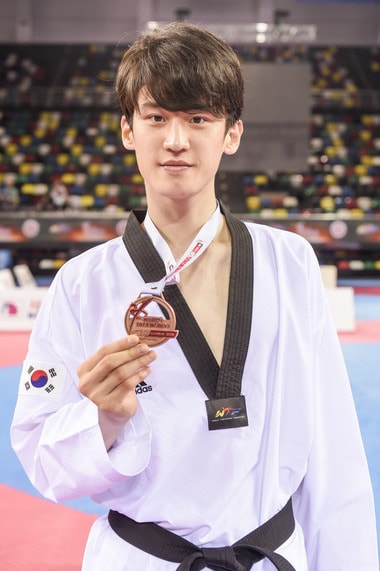 이대훈이 20일(한국시간) 터키 삼순 야사르 도구 스포츠경기장에서 열린 세계태권도연맹(WTF) 월드그랑프리 2차 대회 마지막 날 남자부 -68㎏급 준결승전에서 알렉세이 데니센코(러시아)에게 패해 동메달을 획득했다. (세계태권도연맹 제공) ⓒ News1