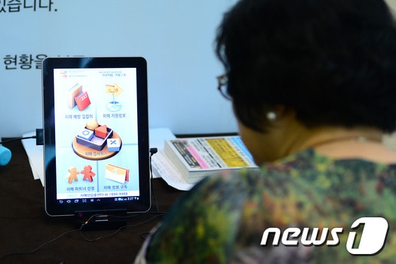 치매 검사 프로그램을 체험하고 있는 고령 여성.<자료사진>2025.7.31/뉴스1 ⓒ News1