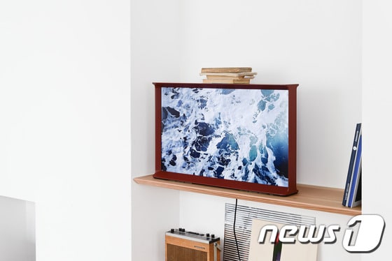 삼성전자가 세계적인 가구 디자이너 로난 & 에르완 부훌렉 (Ronan & Erwan Bouroullec) 형제가 디자인한 '삼성 세리프 TV (Samsung Serif TV)를 현지시간 21일 런던 디자인 페스티벌에서 공개했다. ⓒ News1 