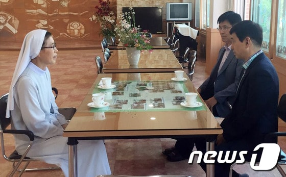 22일 온누리상품권 전달을 위해 원주 애네아의 집을 찾은 정용환 강원지방우정청장(오른쪽)이 기관 관계자와 이야기를 나누고 있다.(사진제공=강원우정청).2015.9.22/뉴스1 ⓒ News1 권혜민 기자