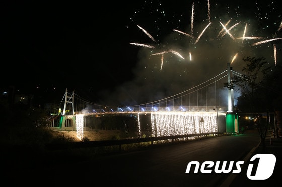 23일 강원 춘천시 강촌유원지서 '출렁다리' 야간조명 점등식이 열리고 있다. (춘천시 제공) 2015.9.23/뉴스1 ⓒ News1 엄용주 기자