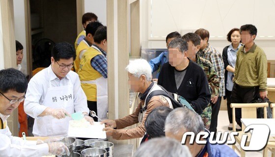 이기우 경기도 사회통합부지사가 24일 오전 수원역 광장에서 열린 ‘희망배달마차 추석 행사’를 마친 뒤 정나눔터로 이동해 급식봉사를 하고 있다./사진제공=경기도청 ⓒ News1 진현권 기자