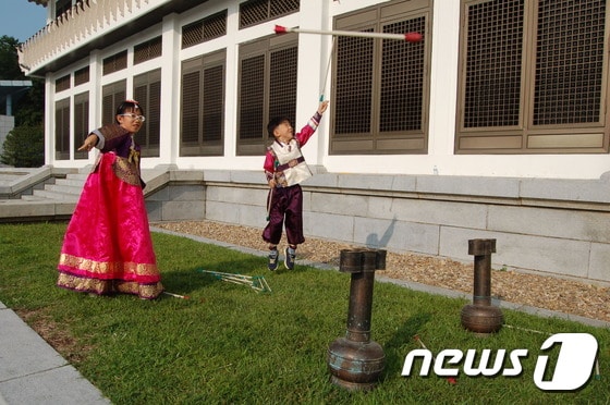 우리 고유 최대 명절인 한가위를 맞이해 추석 연휴기간 광주지역에 풍성한 문화행사가 마련된다. 사진은 국립광주박물관 전통놀이 체험 모습.(국립광주박물관 제공)2015.9.26.ⓒ News1