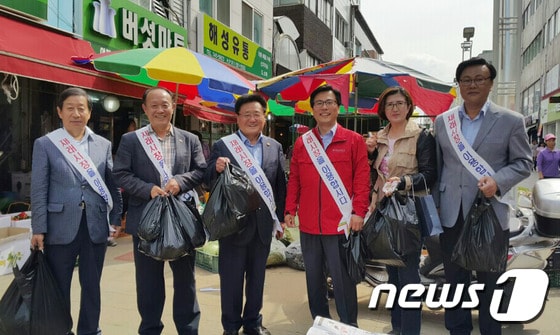 25일 추석명절을 앞두고 원주 시민을 위한 정책연구원(원장 김기철), 원주시번영회(회장 원경묵), 지역 정치인들이 원주 중앙시장 등 재래시장을 찾아 장보기 행사 및 재래시장 홍보 캠페인을 하고 있다.(사진제공=원주시민을 위한 정책연구원).2015.09.25/뉴스1 ⓒ News1 권혜민 기자