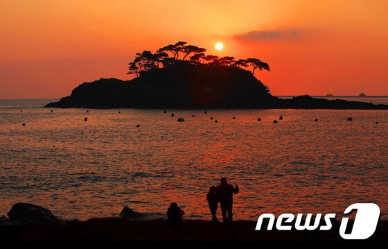 전북자치도 부안 변산반도의 솔섬 일몰(뉴스1/DB)