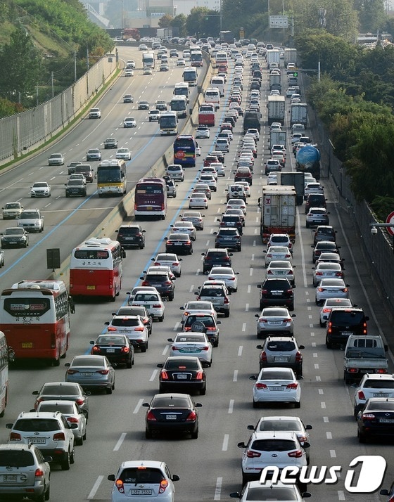 추석연휴를 하루 앞둔 25일 충남 천안시 경부고속도로 천안IC 인근 귀성차량이 정체로 서행하고 있다. 2015.9.25/뉴스1 ⓒ News1 장수영
