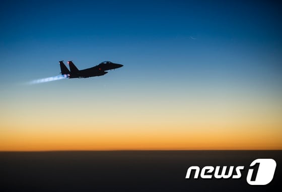 시리아에서 공습을 벌인 미군 전투기가 이라크 북부 상공을 날고 있다. 2016.2.19/AFP=뉴스1