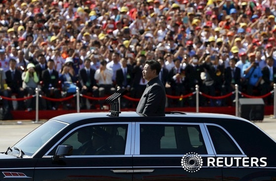 시진핑 중국 국가 주석이 3일 오전 '항일(抗日)전쟁·반(反) 파시스트 전쟁승리 70주년' 기념 열병식(군사 퍼레이드) 거행에 앞서 '훙치'에 탑승해 군인들을 사열하고 있다. ⓒ 로이터=뉴스1 ⓒ News1 최종일 기자