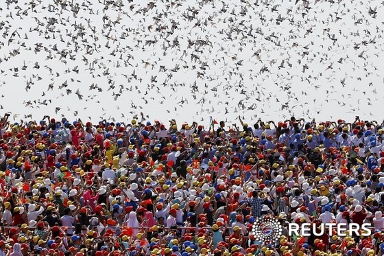 3일 중국 베이징 톈안먼 광장에서 '중국인민의 항일전쟁 승리 및 세계 반파시스트 전쟁 승리 70주년' 전승절 기념행사 및 열병식이 끝나면서 비줄기들이 광장을 날고 있다. / (베이징 로이터=뉴스1) 우동명 기자 ⓒ News1