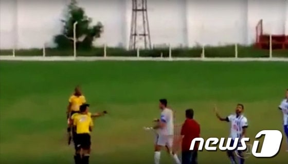 브라질에서 열린 한 축구 경기에서 심판이 총기를 꺼내 선수를 위협하고 있다. (출처: 유투브 화면 캡처) ⓒ News1