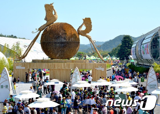 30일 전남 담양군 죽녹원 일대에서 열리고 있는 '2015담양세계대나무박람회'를 찾은 관람객들이 박람회장을 거닐고 있다. (전남 담양군 제공) 2015.9.30/뉴스1 ⓒ News1 윤용민 기자