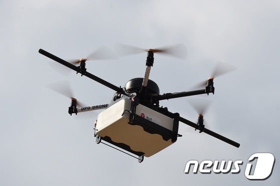 물품을 운반하고 있는 무인항공기 드론. (자료사진) ⓒ AFP=뉴스1