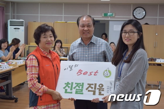 전주시 완산구 서서학동 주민센터에 근무하는 조아라(오른쪽) 주무관이 이달의 친절직원으로 선정됐다.  최은자(왼쪽) 통장협의회 회장과 김진호 (가운데) 동장이 조아라 주무관과 기념촬영을 하고 있다. (서서학동제공)2015.9.30/뉴스1ⓒ News1