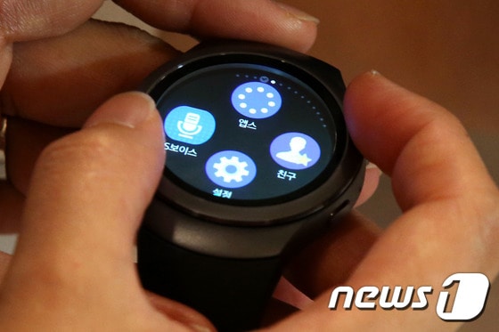 삼성전자가 지난 9월 4일 오전 서울 서초구 서초동 사옥에서 원형 디자인이 적용된 스마트워치 '기어 S2'를 공개하고 있다. 기어S2는 삼성 스마트폰뿐만 아니라 다른 안드로이드 스마트폰과도 연동해 사용할 수 있으며 티머니와 캐시비 같은 교통카드 기능을 갖추고 있다. 2015.9.4/뉴스1 ⓒ News1 이광호 기자