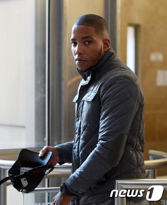 프랑스서 발생한 3건의 강간미수 및 성폭행 사건의 유력한 용의자로 일란성 쌍둥이 형제인 요안과 엘빈이 지목됐다. 이들은 혐의를 완강히 부인하다가 피해자의 결정적인 진술로 요안이 진범임이 밝혀졌다. 사진 속 인물은 엘빈 고미스(26)로 무죄 석방됐다. ⓒ AFP=뉴스1