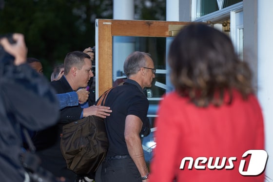 월터 파머가 8일(현지시간) 자신의 병원으로 들어가고 있다. ⓒAFP=뉴스1