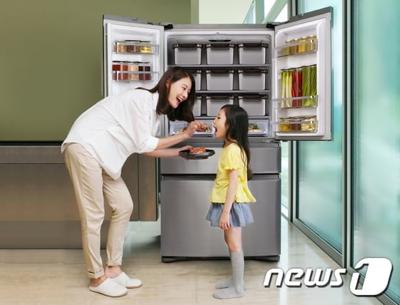 9일 삼성전자 김치냉장고 광고모델 이현이씨가 스테인리스 소재의 '메탈쿨링김치통'을 탑재해 더욱 업그레이드된 '메탈그라운드' 기술로 제대로 된 '한 겨울 땅속 김치맛'을 구현한 2016년형 삼성 '지펠아삭' 김치냉장고를 소개하고 있다. ⓒ News1 서송희 기자